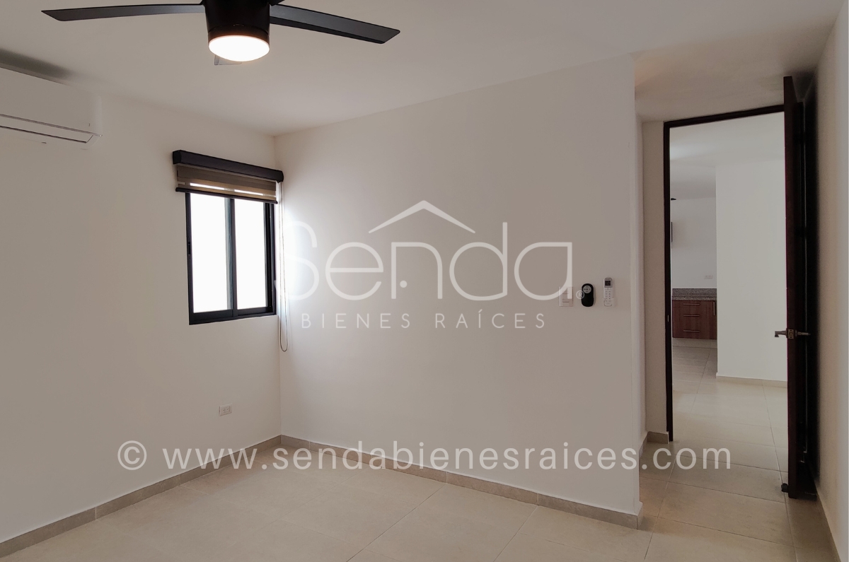 1253-35572-Casa-en-renta-en-la-privada-Fontana-en-Merida-con-4-habitaciones-y-alberca-9.jpg