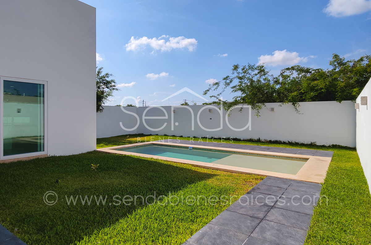 1305-36959-Casa_en_Venta_en_la_Privada_NorteMerida_con_recamara_en_Planta_Baja_y_Alberca_(10).jpg
