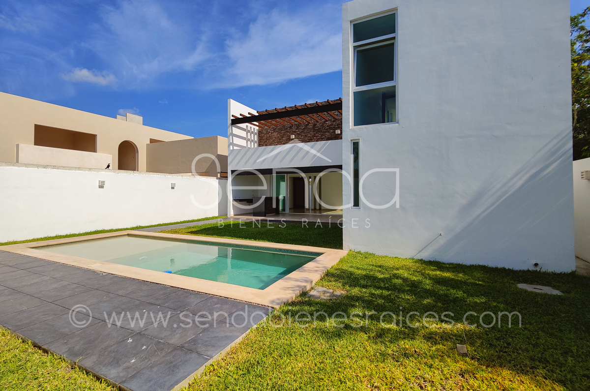 1305-36961-Casa_en_Venta_en_la_Privada_NorteMerida_con_recamara_en_Planta_Baja_y_Alberca_(12).jpg