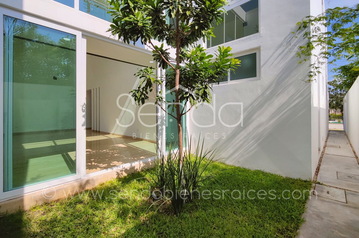 1305-36963-Casa_en_Venta_en_la_Privada_NorteMerida_con_recamara_en_Planta_Baja_y_Alberca_(14).jpg