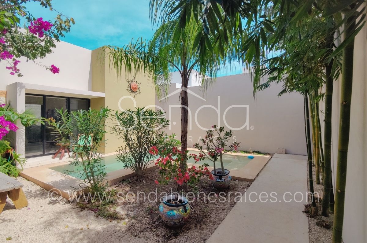 1509-42860-Casa-en-venta-en-Cholul-Merida-una-planta-con-3-habitaciones-alberca-y-paneles-MA30.jpg