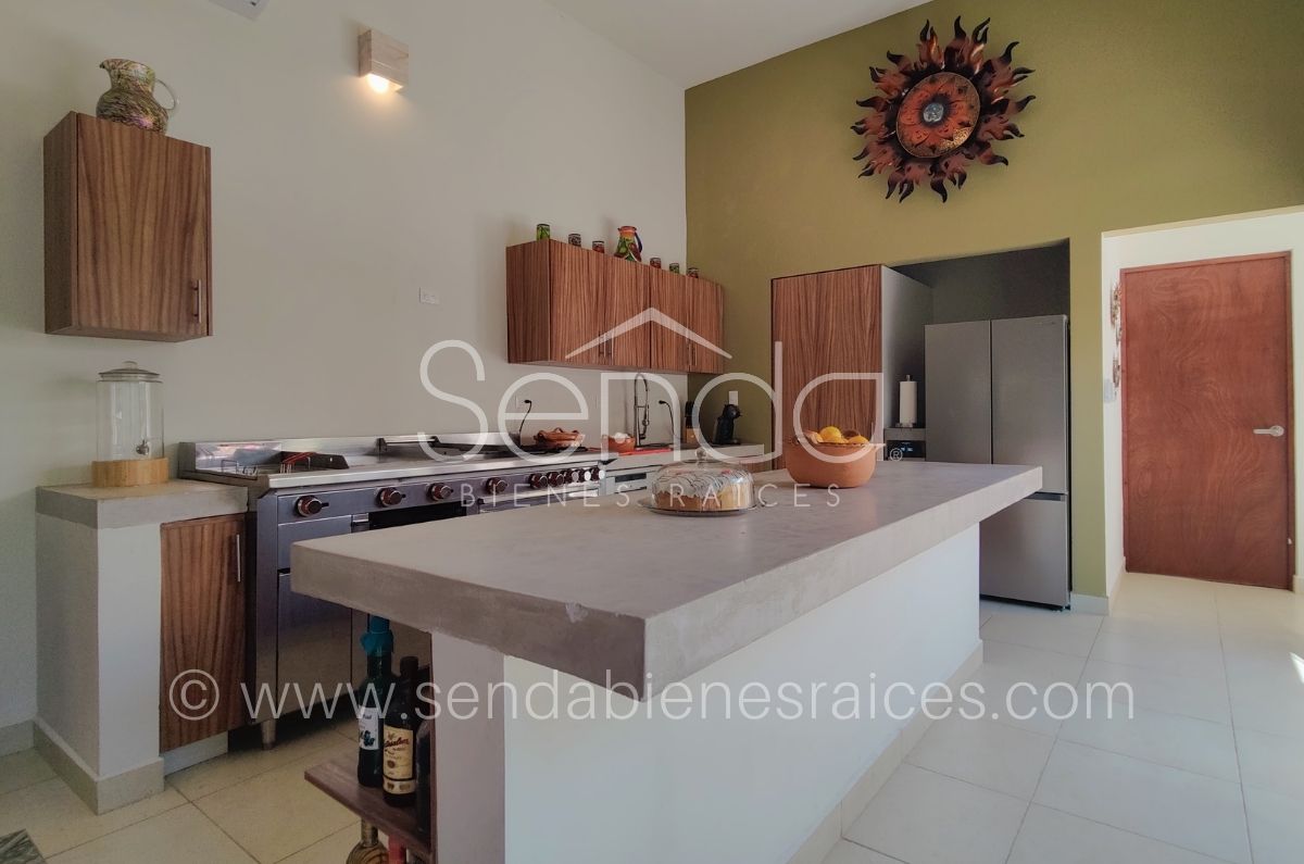 1509-42879-Casa-en-venta-en-Cholul-Merida-una-planta-con-3-habitaciones-alberca-y-paneles-MA10.jpg
