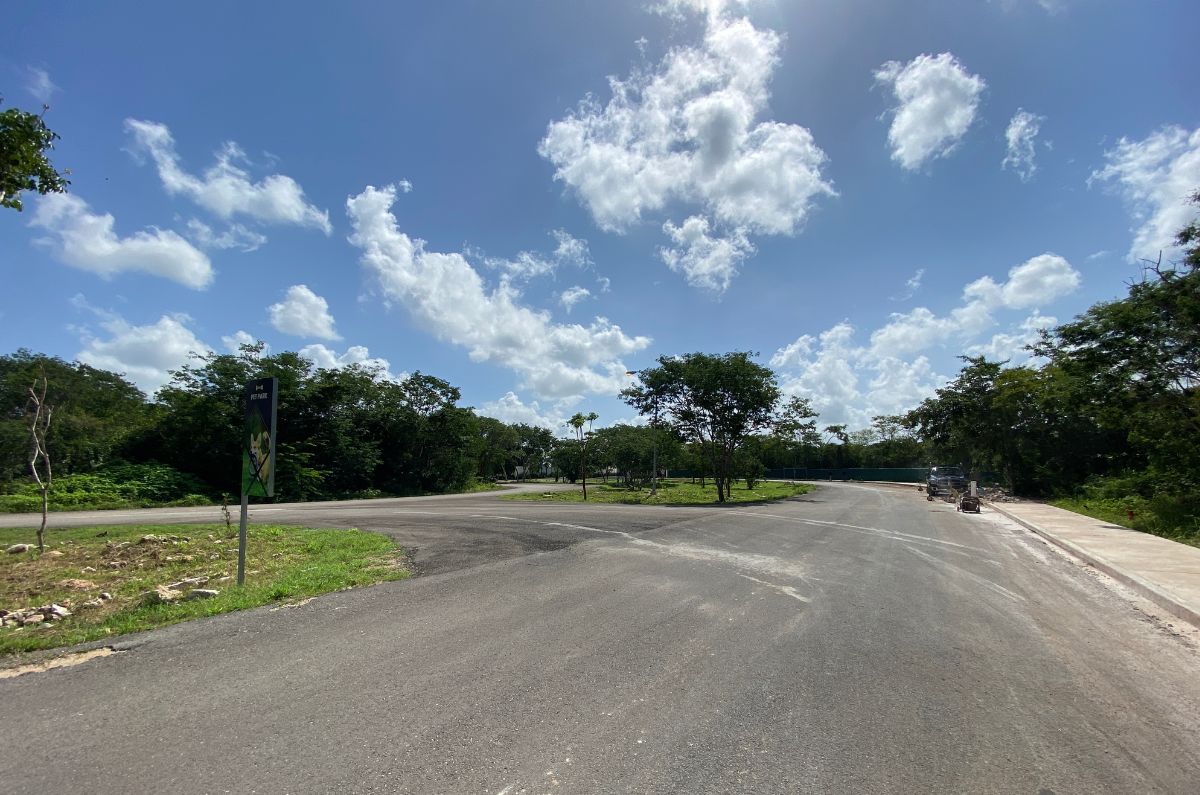 1558-45163-Terreno-en-Venta-en-Conkal-Yucatan-sobre-avenida-SNMA_(2).jpg