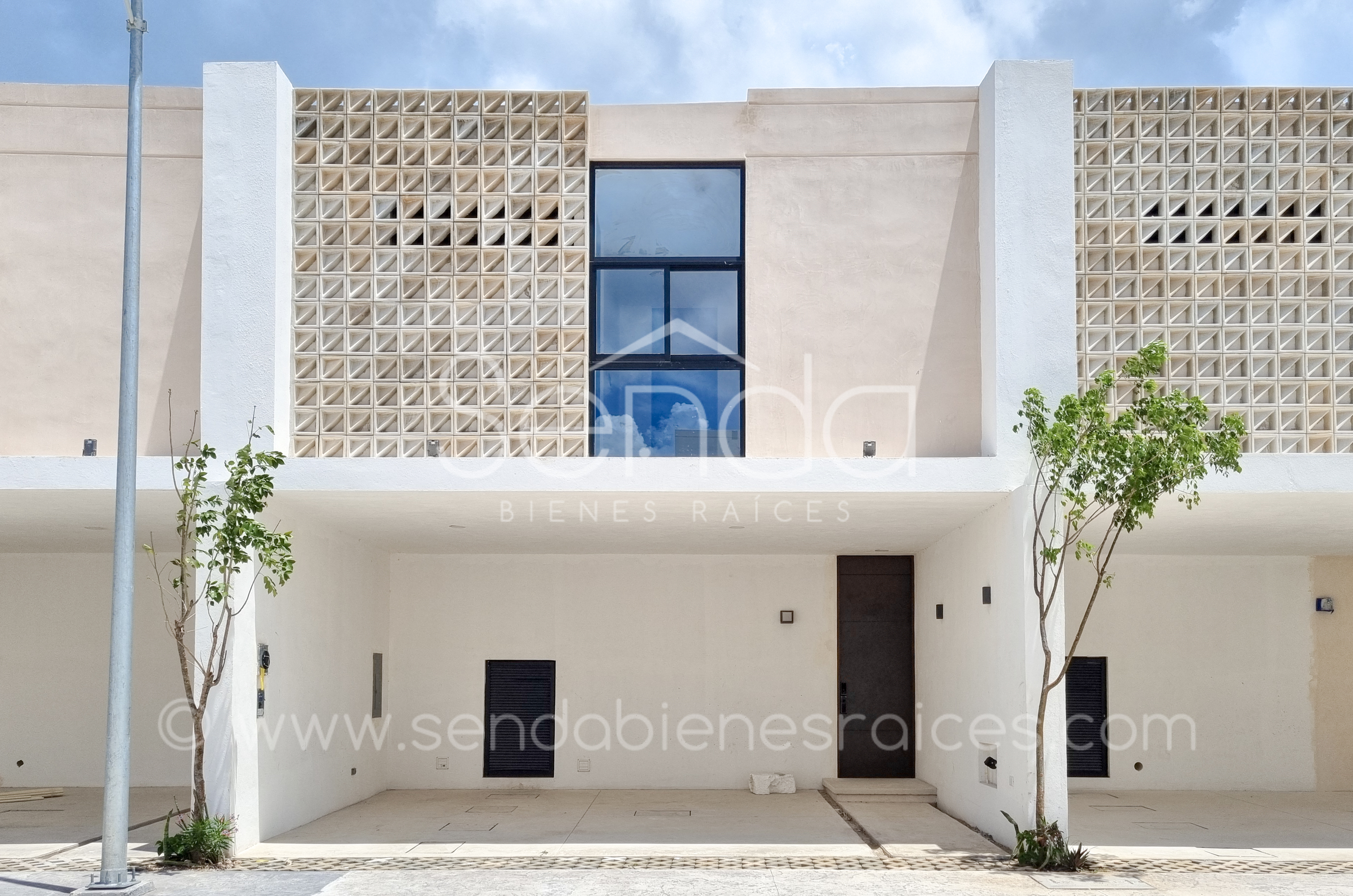 1595-Casa-tipo-townhouse-en-venta-en-Boreana-Residencial-con-paneles-solares-H.jpg