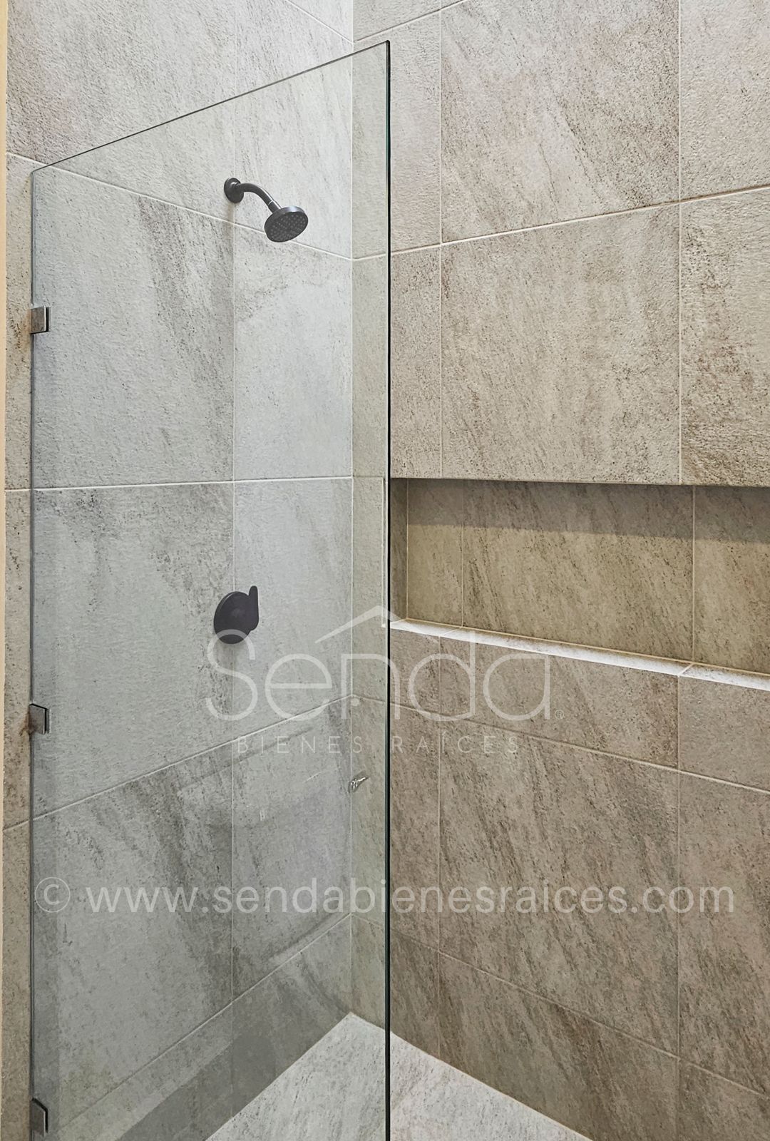 1700-50606-Casa-Tiki-Tiki-en-venta-de-una-planta-en-Cholul-Merida-modelo-B-con-alberca_(7).jpg