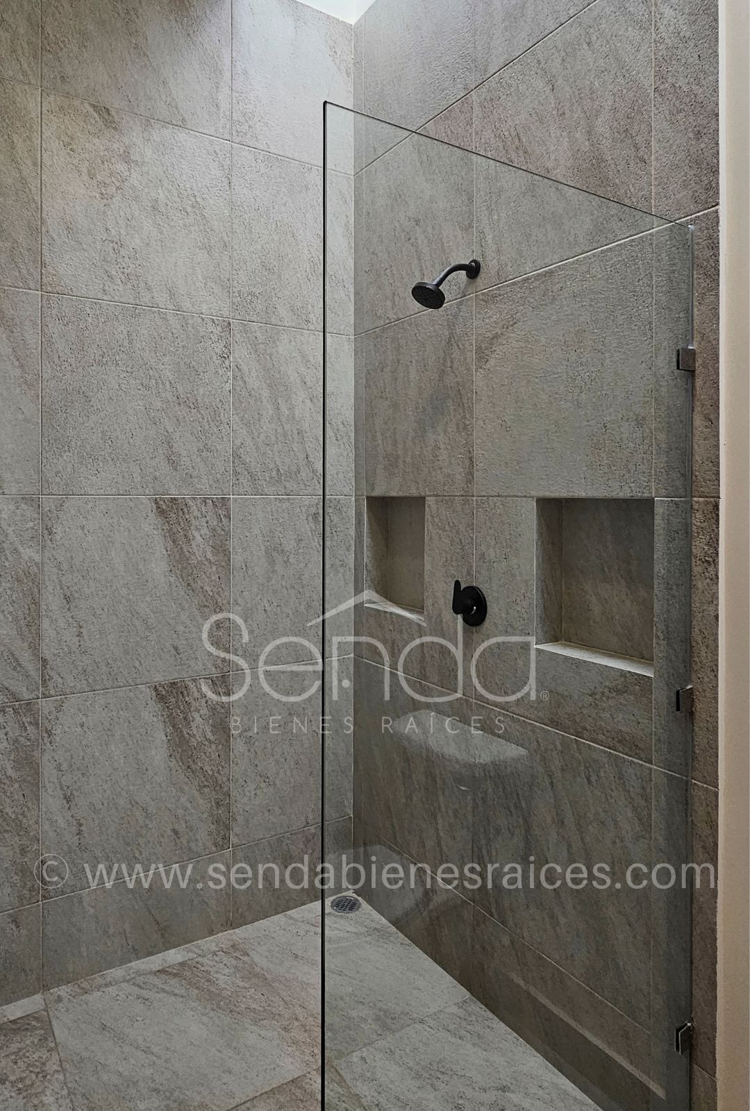 1700-50614-Casa-Tiki-Tiki-en-venta-de-una-planta-en-Cholul-Merida-modelo-B-con-alberca_(16).jpg