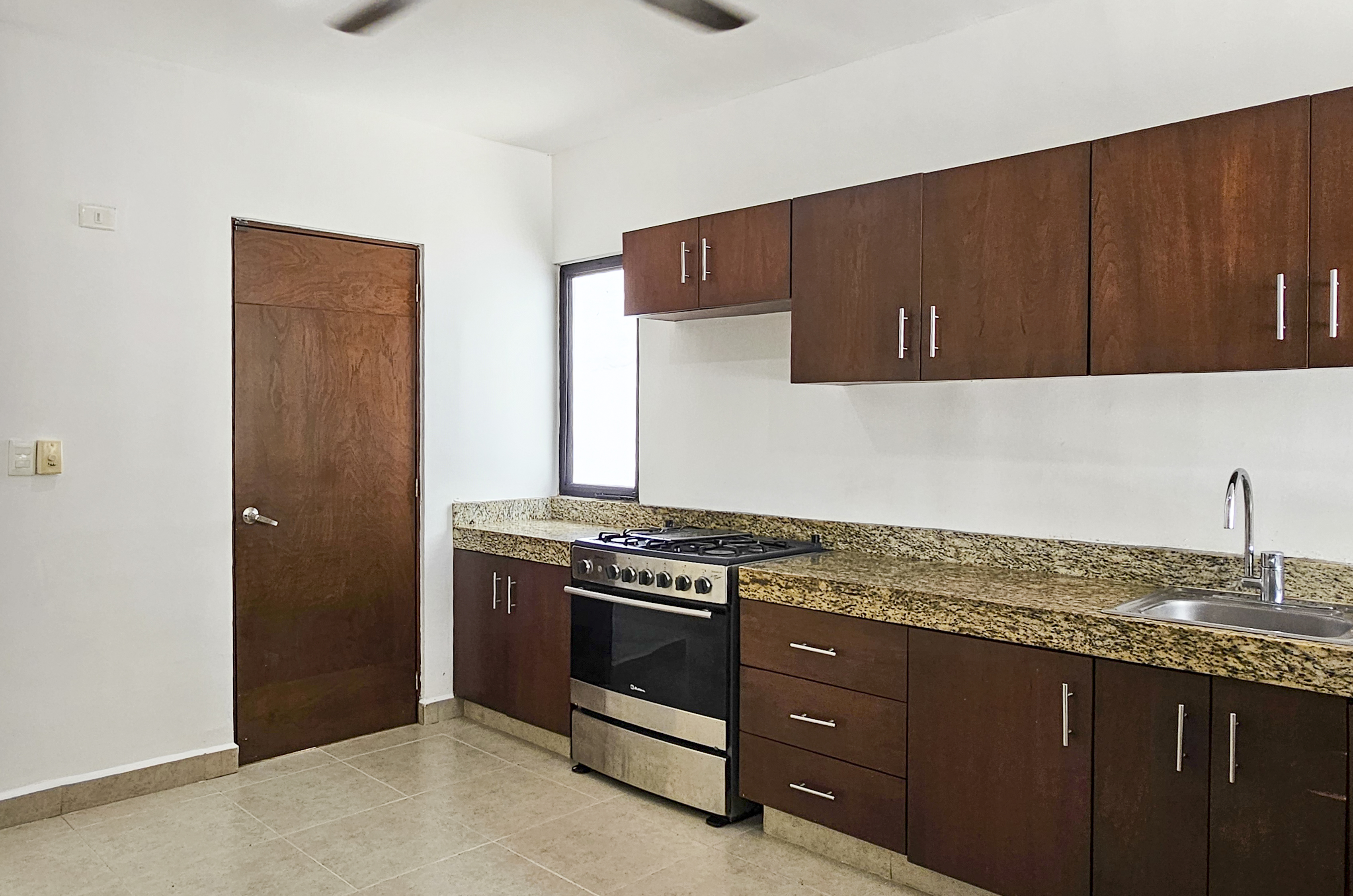1936-54666-Casa-en-Venta-en-Real-Montejo-Mérida-con-cochera-techada-3-recámaras-y-alberca_(13).jpg