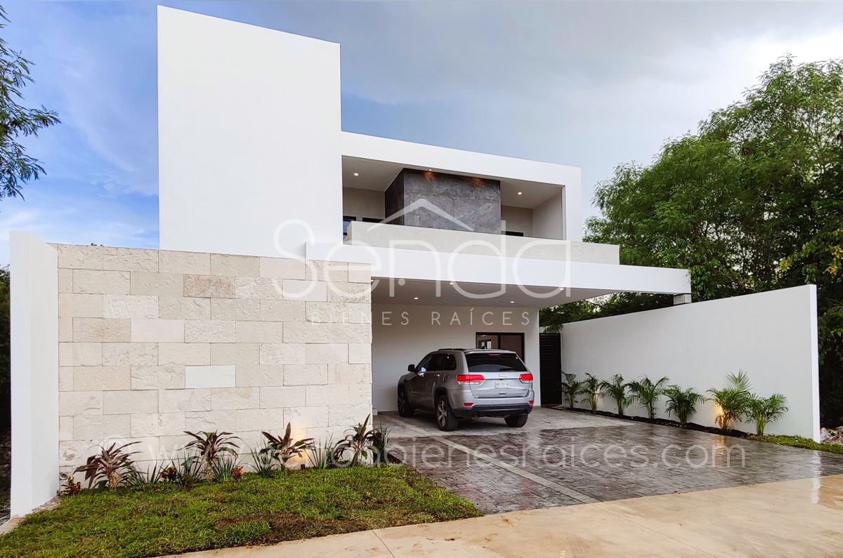 902-39525-Casa-en-Venta-en-la-privada-Nortemerida-con-4-habitaciones-y-alberca-2.jpg