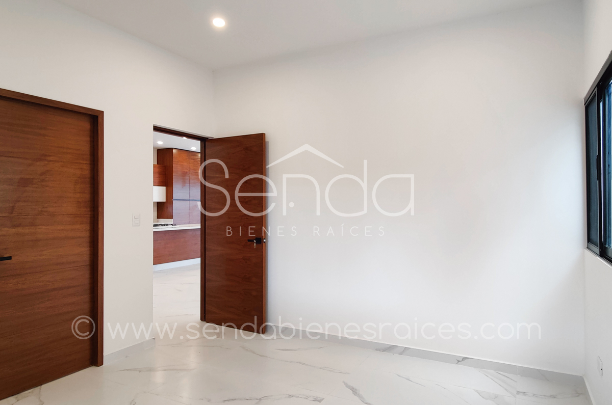 902-39604-Casa-en-Venta-en-la-privada-Nortemerida-con-4-habitaciones-y-alberca-8.jpg