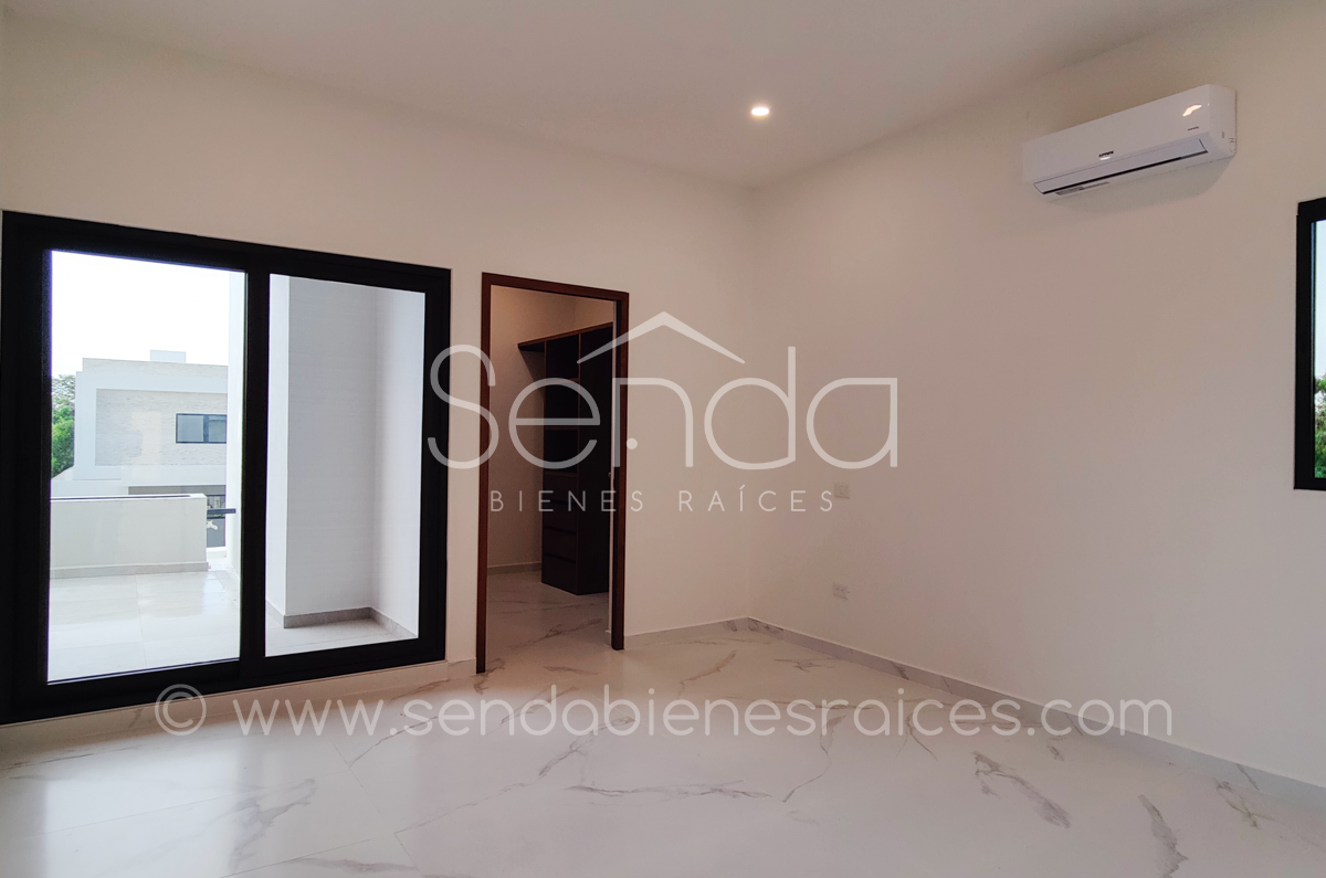 902-39646-Casa-en-Venta-en-la-privada-Nortemerida-con-4-habitaciones-y-alberca-50.jpg