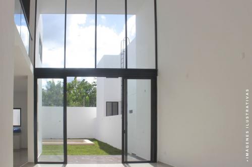 1020-47680-Residencias-en-Privada-en-Cholul-con-diseno-de-sala-y-comedor-a-doble-altura_(4).jpg