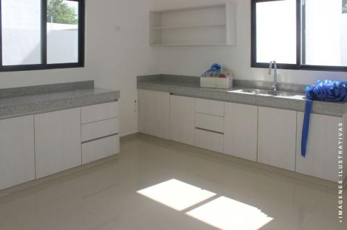1020-47682-Residencias-en-Privada-en-Cholul-con-diseno-de-sala-y-comedor-a-doble-altura_(6).jpg