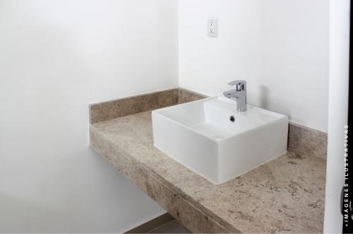 1020-47685-Residencias-en-Privada-en-Cholul-con-diseno-de-sala-y-comedor-a-doble-altura_(9).jpg
