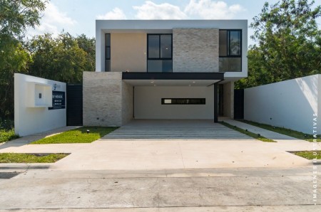 Casa en venta en Komchen Merida Tamara 2 plantas con amenidades.