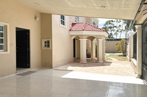 1779-49277-Casa-en-venta-en-San-Damian-de-4-habitaciones-con-alberca-y-cochera-para-4-autos_(2).jpg
