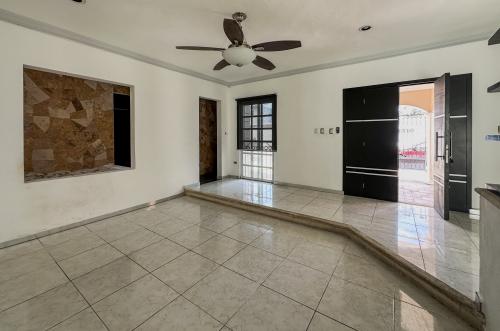 1779-49295-Casa-en-venta-en-San-Damian-de-4-habitaciones-con-alberca-y-cochera-para-4-autos_(19).jpg