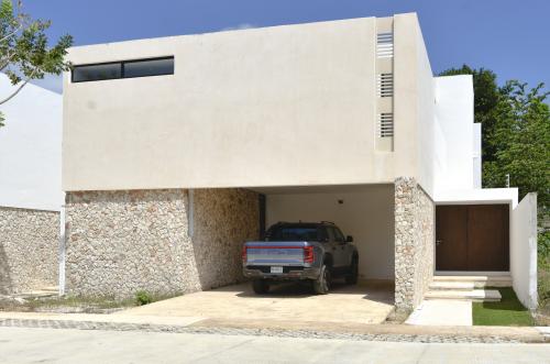 1825-50169-Casa-en-Venta-de-3-recamaras-mas-flex-en-el-norte-de-Merida-Privada-Kinish_(3).jpg