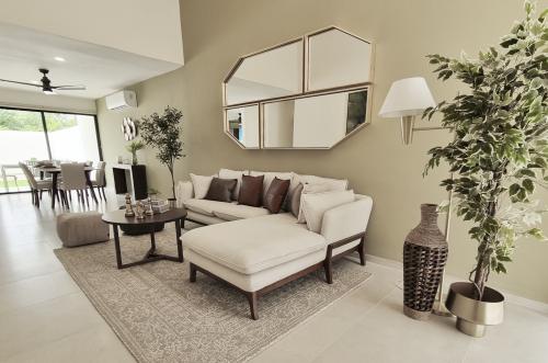 1828-50289-Casa-en-Venta-en-Bosques-de-Cholul-con-3-Habitaciones-y-Alberca_(13).jpg