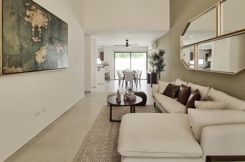 1828-50290-Casa-en-Venta-en-Bosques-de-Cholul-con-3-Habitaciones-y-Alberca_(14).jpg