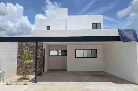 Casa en Venta en Gran San Pedro Cholul con habitación en planta baja y alberca