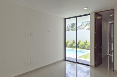 1842-50556-Casa-en-venta-en-Plenum-Residencial-en-Merida-con-4-habitaciones-y-alberca_(8).jpg