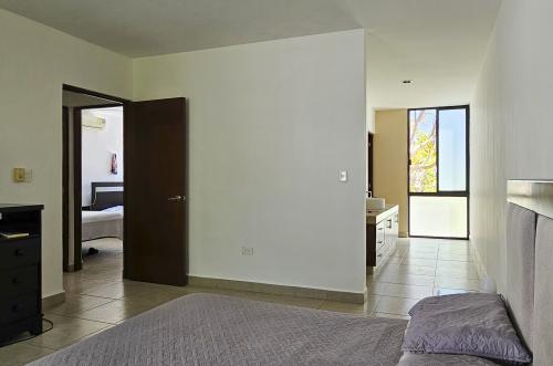 1936-53065-Casa-en-Venta-en-Real-Montejo-Merida-con-cochera-techada-3-recamaras-y-alberca_(35).jpg