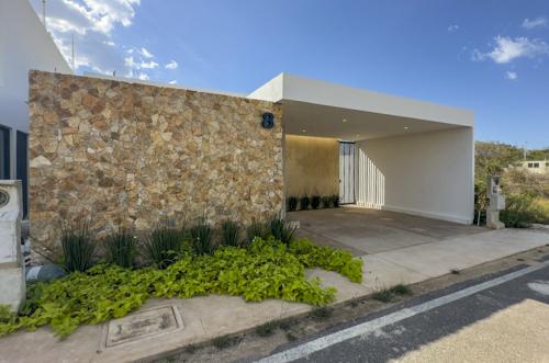 2027-55088-Casa-en-venta-en-Conkal-Merida-de-una-planta-con-3-habitaciones-y-alberca_(3).jpg