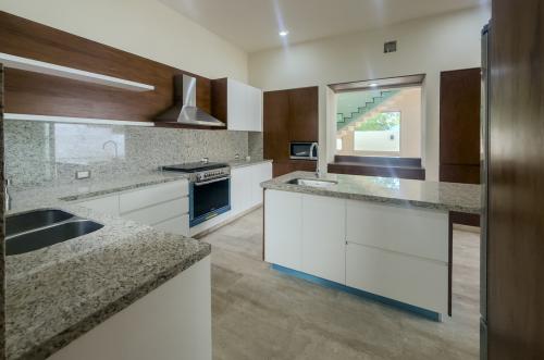 2034-55171-_Casa-en-venta-ubicada-en-Cholul-de-4-habitaciones-alberca-en-privada_(34).jpg