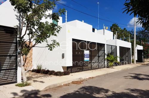 Casa en renta al Norte de Merida con 3 habitaciones mas estudio y amplio jardin