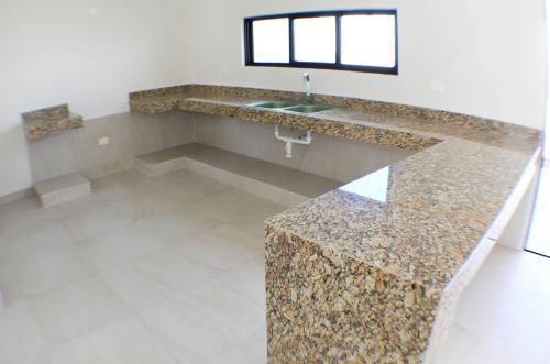 713-17931-21KG-06-Casa-en-venta-de-3-habitaciones-con-piscina-y-techoa-doble-altura-en-Conkal-02.jpg