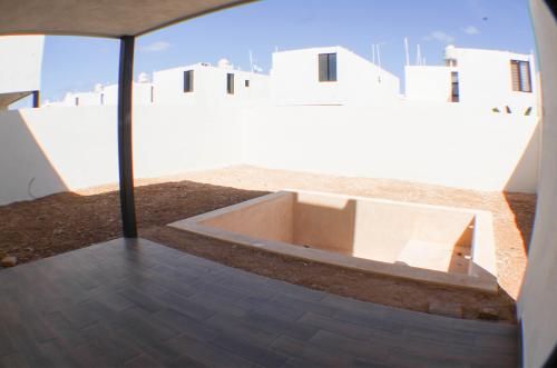 713-17936-21KG-06-Casa-en-venta-de-3-habitaciones-con-piscina-y-techoa-doble-altura-en-Conkal-06.jpg