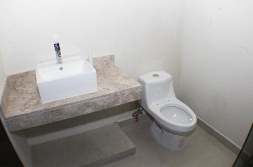 713-17955-21KG-06-Casa-en-venta-de-3-habitaciones-con-piscina-y-techoa-doble-altura-en-Conkal-025.jpg